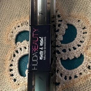 HUDA BEAUTY Matte & Metal Melted Shadows - Color is Minted